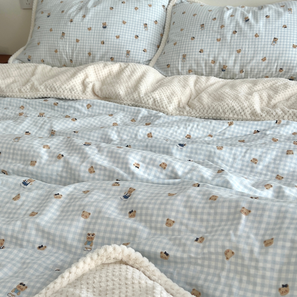 91家纺网 家纺一手货源 找家纺 荣轩 2025秋冬必备新品棉加绒华夫格提花绒工艺款四件套（铺床版）格蕾丝-蓝