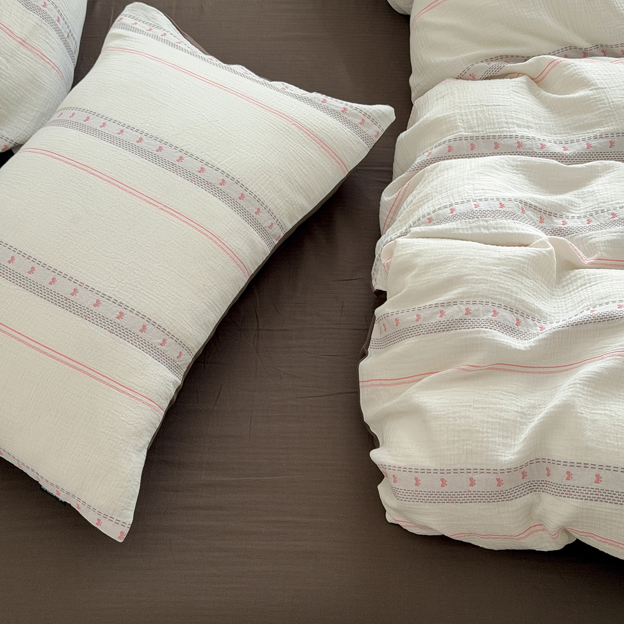 91家纺网 家纺一手货源 找家纺 （总）蜜宿 2026新款全棉水洗双层纱提花四件套-甜茶