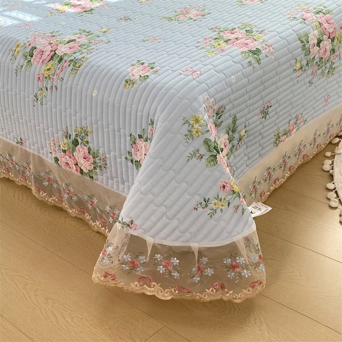 91家纺网 家纺一手货源 找家纺 乐逸家纺 2025新款100%纯棉全棉印花 法式风情蕾丝花边床盖款 全棉夹棉绗缝蕾丝款床盖-玫瑰风情蓝