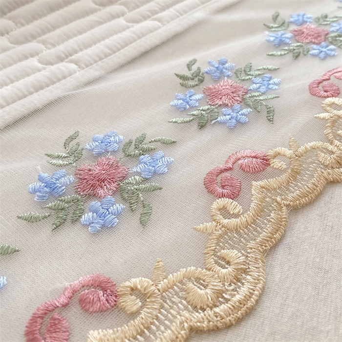 91家纺网 家纺一手货源 找家纺 乐逸家纺 2025新款100%纯棉全棉印花 法式风情蕾丝花边床盖款 全棉夹棉绗缝蕾丝款床盖-枫丹白露