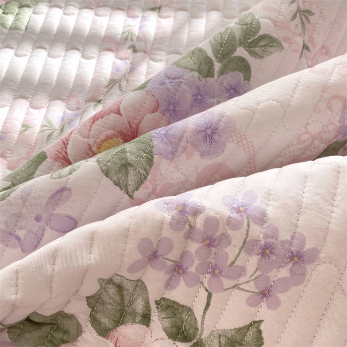 91家纺网 家纺一手货源 找家纺 乐逸家纺 2025新款100%纯棉全棉印花 法式风情蕾丝花边床盖款 全棉夹棉绗缝蕾丝款床盖-宫廷庄园粉