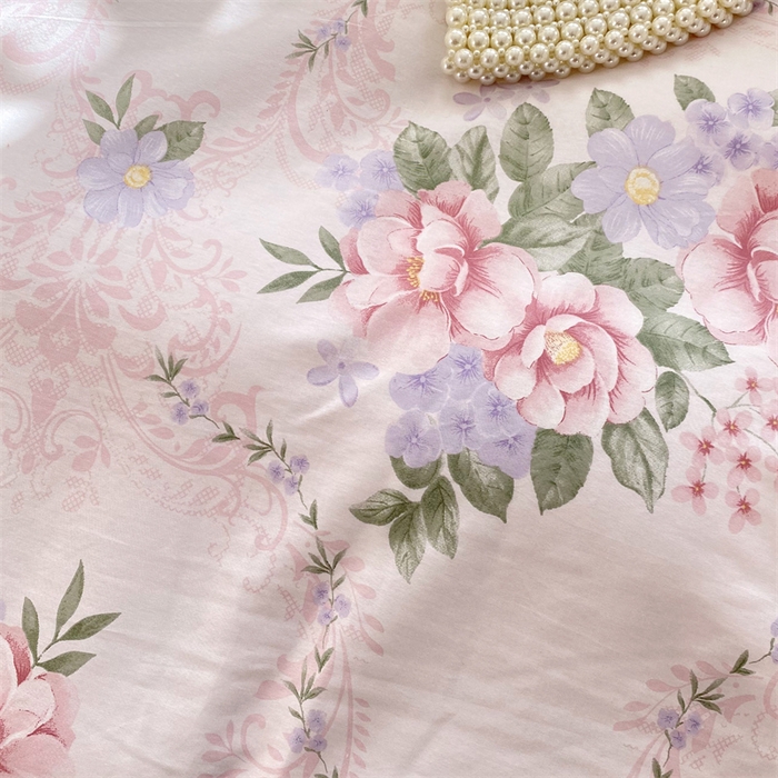 91家纺网 家纺一手货源 找家纺 乐逸家纺 2025新款100%纯棉全棉印花 法式风情蕾丝花边床盖款 全棉夹棉绗缝蕾丝款床盖-宫廷庄园粉