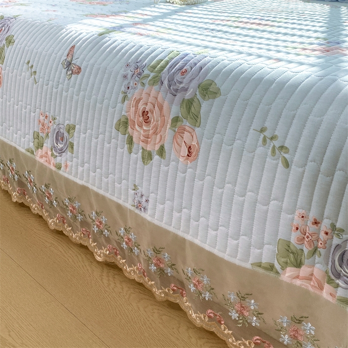 91家纺网 家纺一手货源 找家纺 乐逸家纺 2025新款100%纯棉全棉印花 法式风情蕾丝花边床盖款 全棉夹棉绗缝蕾丝款床盖-梦之蝶