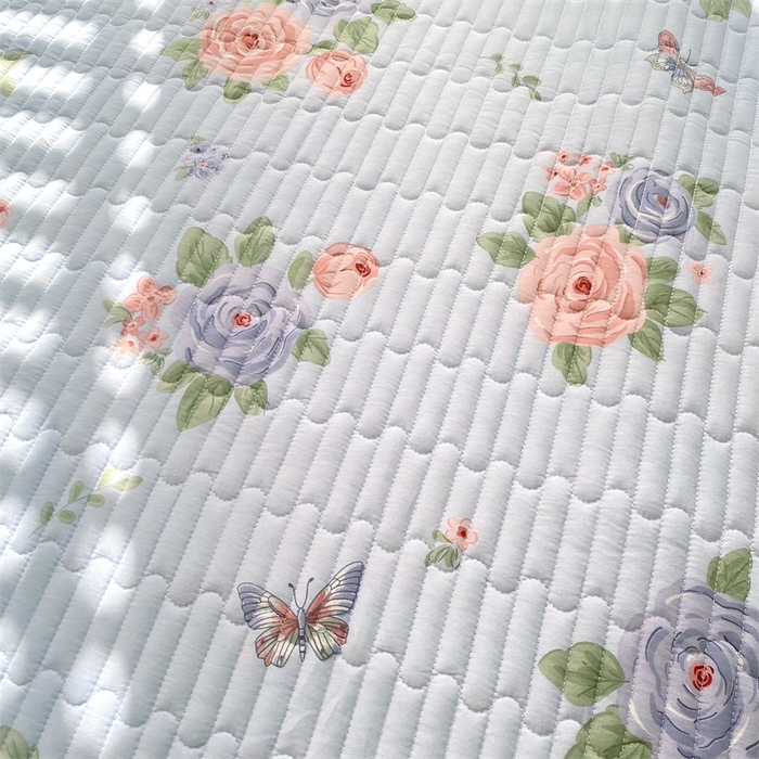 91家纺网 家纺一手货源 找家纺 乐逸家纺 2025新款100%纯棉全棉印花 法式风情蕾丝花边床盖款 全棉夹棉绗缝蕾丝款床盖-梦之蝶