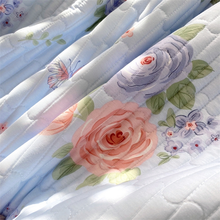 91家纺网 家纺一手货源 找家纺 乐逸家纺 2025新款100%纯棉全棉印花 法式风情蕾丝花边床盖款 全棉夹棉绗缝蕾丝款床盖-梦之蝶