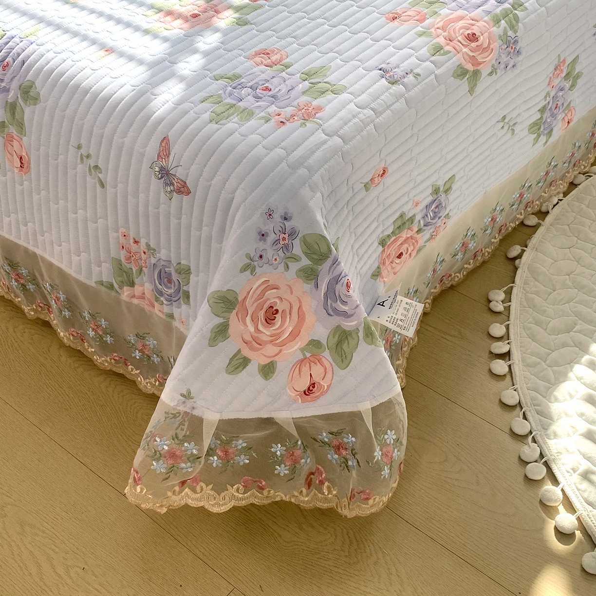 91家纺网 家纺一手货源 找家纺 乐逸家纺 2025新款100%纯棉全棉印花 法式风情蕾丝花边床盖款 全棉夹棉绗缝蕾丝款床盖-梦之蝶