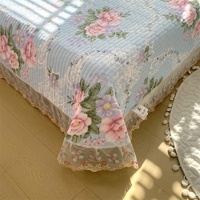 91家纺网 家纺一手货源 找家纺 乐逸家纺 2025新款100%纯棉全棉印花 法式风情蕾丝花边床盖款 全棉夹棉绗缝蕾丝款床盖-诺曼底庄园蓝