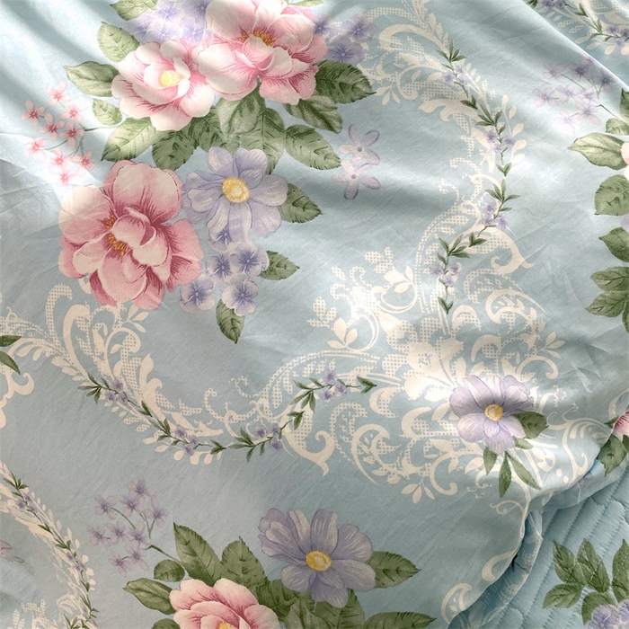 91家纺网 家纺一手货源 找家纺 乐逸家纺 2025新款100%纯棉全棉印花 法式风情蕾丝花边床盖款 全棉夹棉绗缝蕾丝款床盖-诺曼底庄园蓝