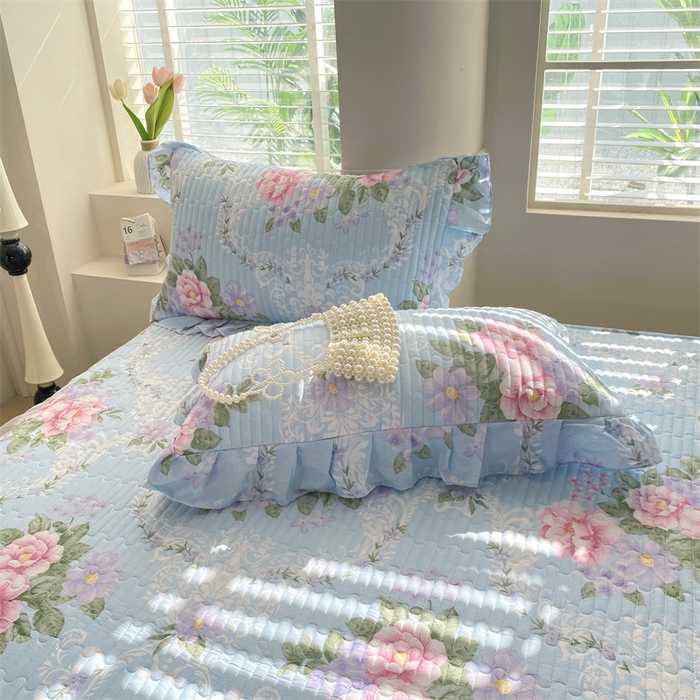 91家纺网 家纺一手货源 找家纺 乐逸家纺 2025新款100%纯棉全棉印花 法式风情蕾丝花边床盖款 全棉夹棉绗缝蕾丝款床盖-诺曼底庄园蓝