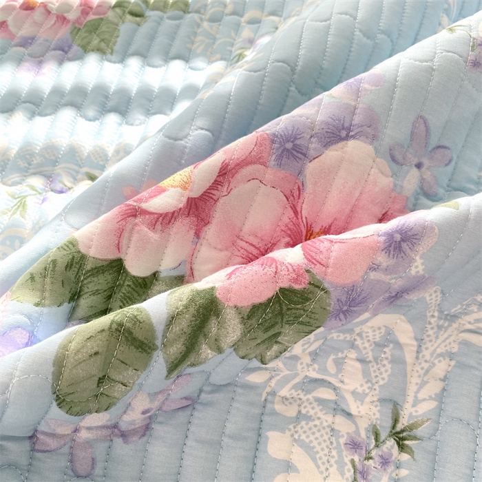 91家纺网 家纺一手货源 找家纺 乐逸家纺 2025新款100%纯棉全棉印花 法式风情蕾丝花边床盖款 全棉夹棉绗缝蕾丝款床盖-诺曼底庄园蓝