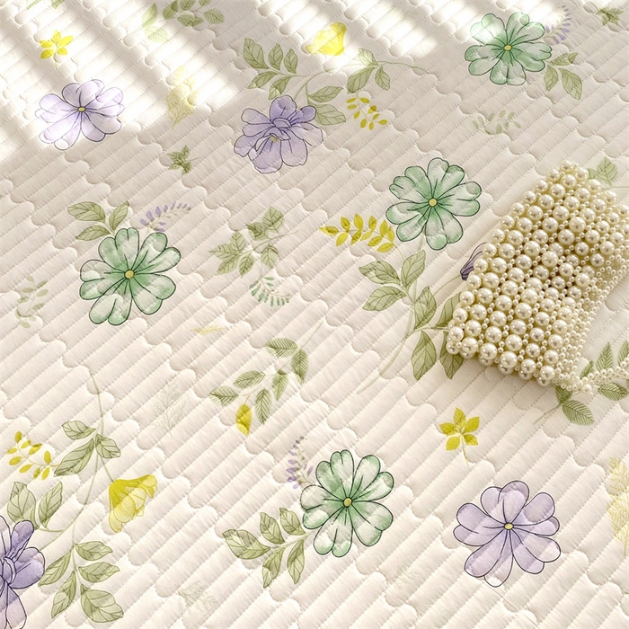 91家纺网 家纺一手货源 找家纺 乐逸家纺 2025新款100%纯棉全棉印花 法式风情蕾丝花边床盖款 全棉夹棉绗缝蕾丝款床盖-柔风铃兰花瓣