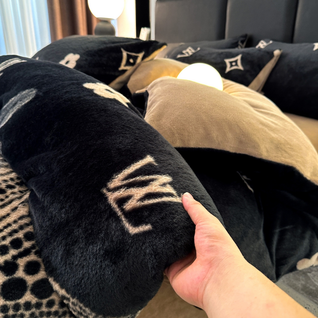 91家纺网 家纺一手货源 找家纺 栩裕纺织 2026新款高克重兔毛四件套-美拉德系列（提供买家秀） 美拉德-L大牌风黑