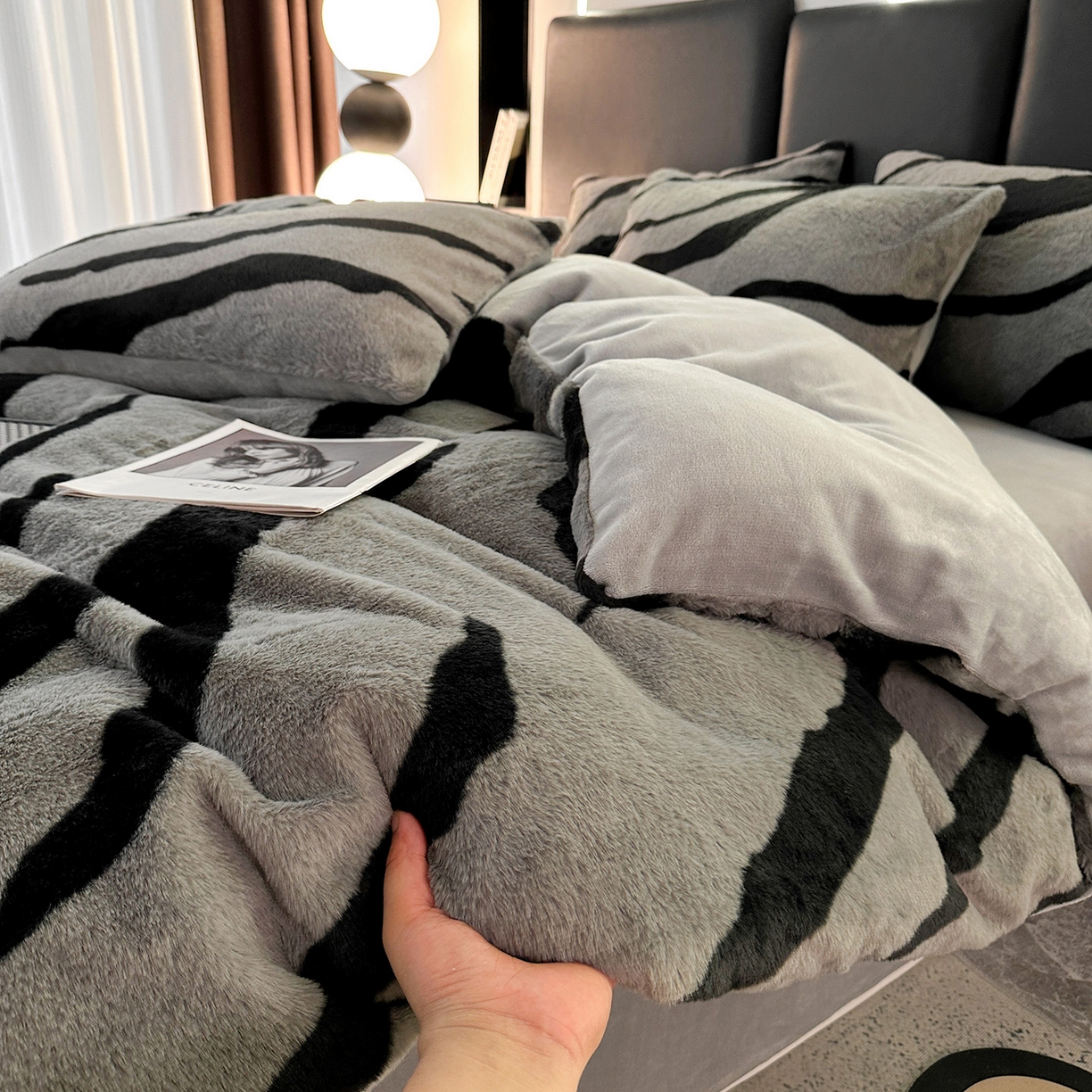 91家纺网 家纺一手货源 找家纺 栩裕纺织 2026新款高克重兔毛四件套-美拉德系列（提供买家秀） 美拉德-斑马纹灰