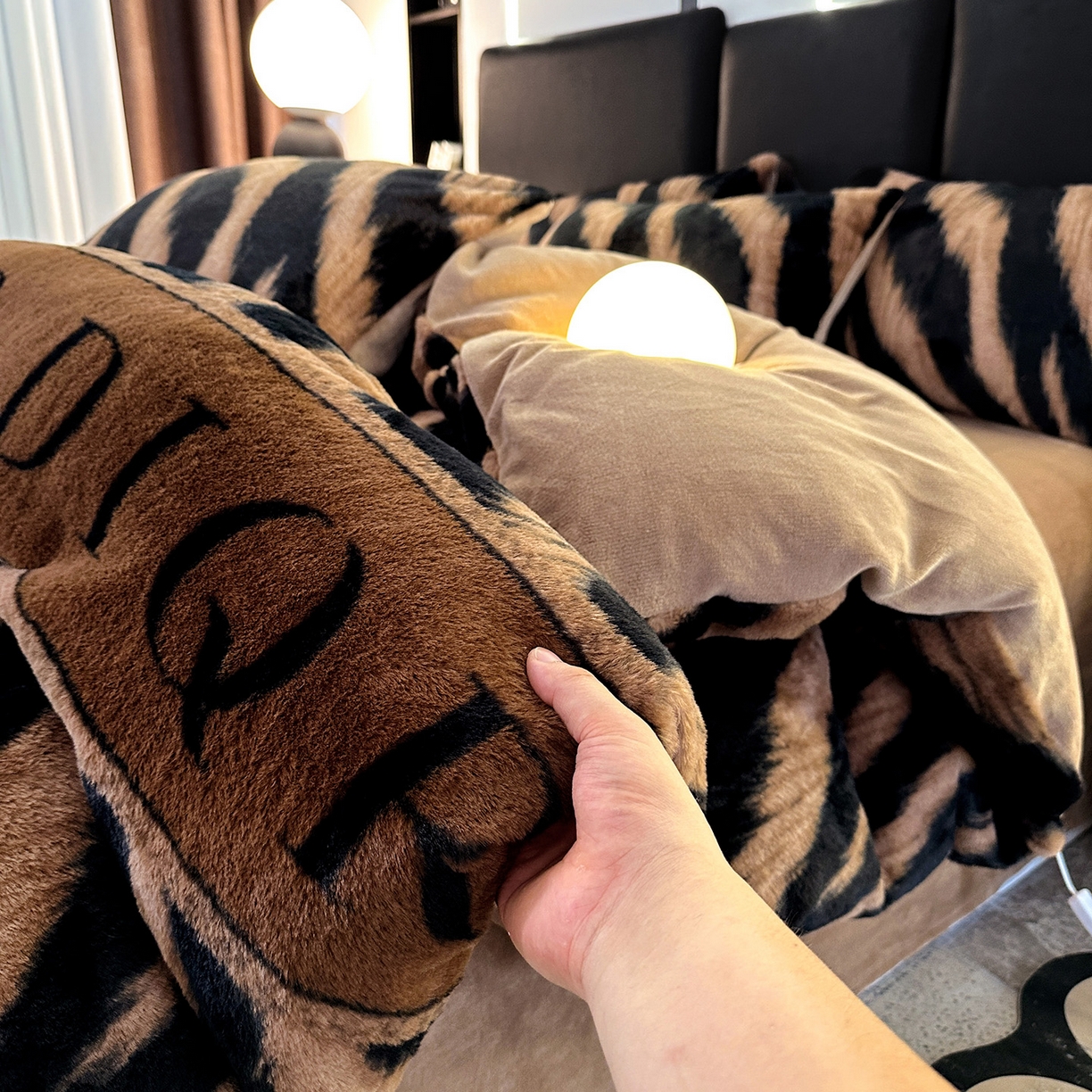 91家纺网 家纺一手货源 找家纺 栩裕纺织 2026新款高克重兔毛四件套-美拉德系列（提供买家秀） 美拉德-DR虎纹咖