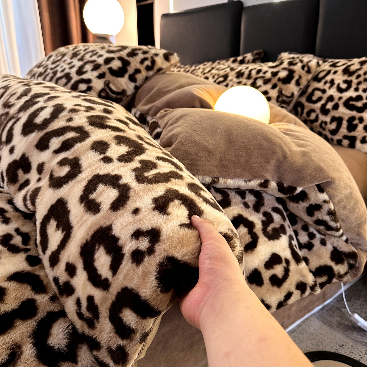 91家纺网 家纺一手货源 找家纺 栩裕纺织 2026新款高克重兔毛四件套-美拉德系列（提供买家秀） 美拉德-美豹纹