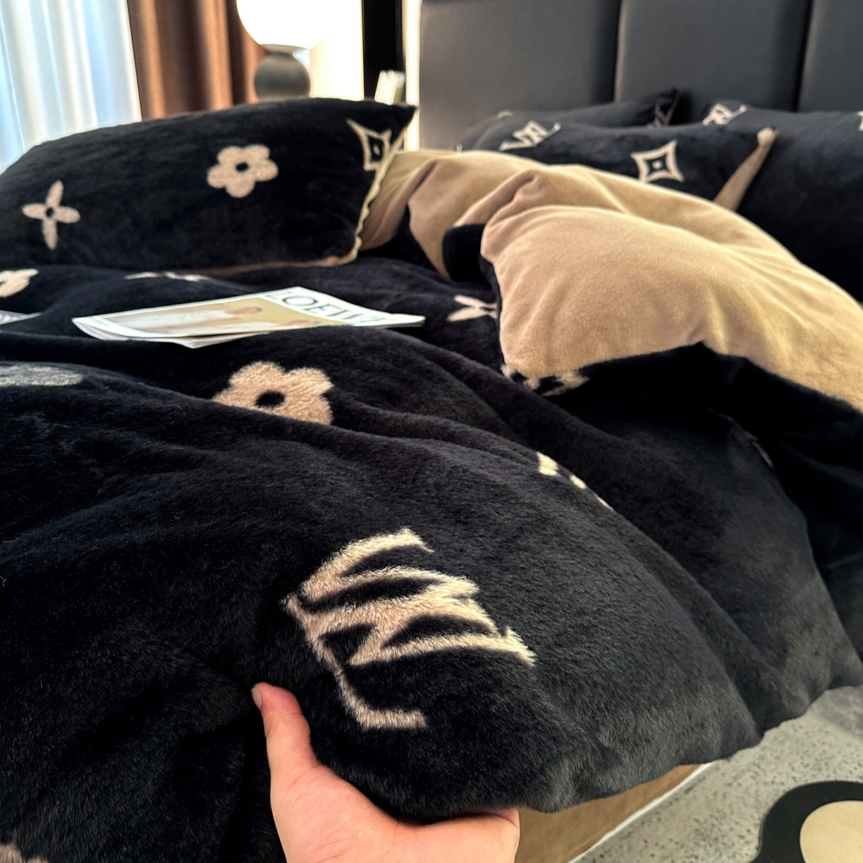 91家纺网 家纺一手货源 找家纺 栩裕纺织 2026新款高克重兔毛四件套-美拉德系列（提供买家秀） 美拉德-L大牌风黑