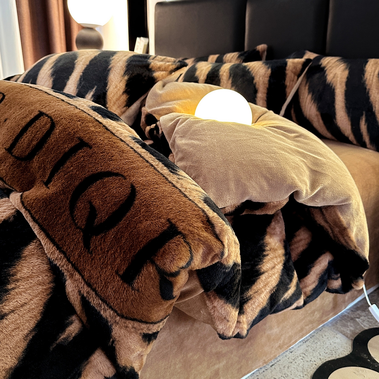 91家纺网 家纺一手货源 找家纺 （总）栩裕纺织 2026新款高克重兔毛四件套-美拉德系列（提供买家秀）,美拉德-DR虎纹咖,美拉德-DR虎纹灰,美拉德-L大牌风米白,美拉德-L大牌风黑,美拉德-斑马纹灰,美拉德-斑马纹咖,美拉德-枫叶咖,美拉德-美豹纹