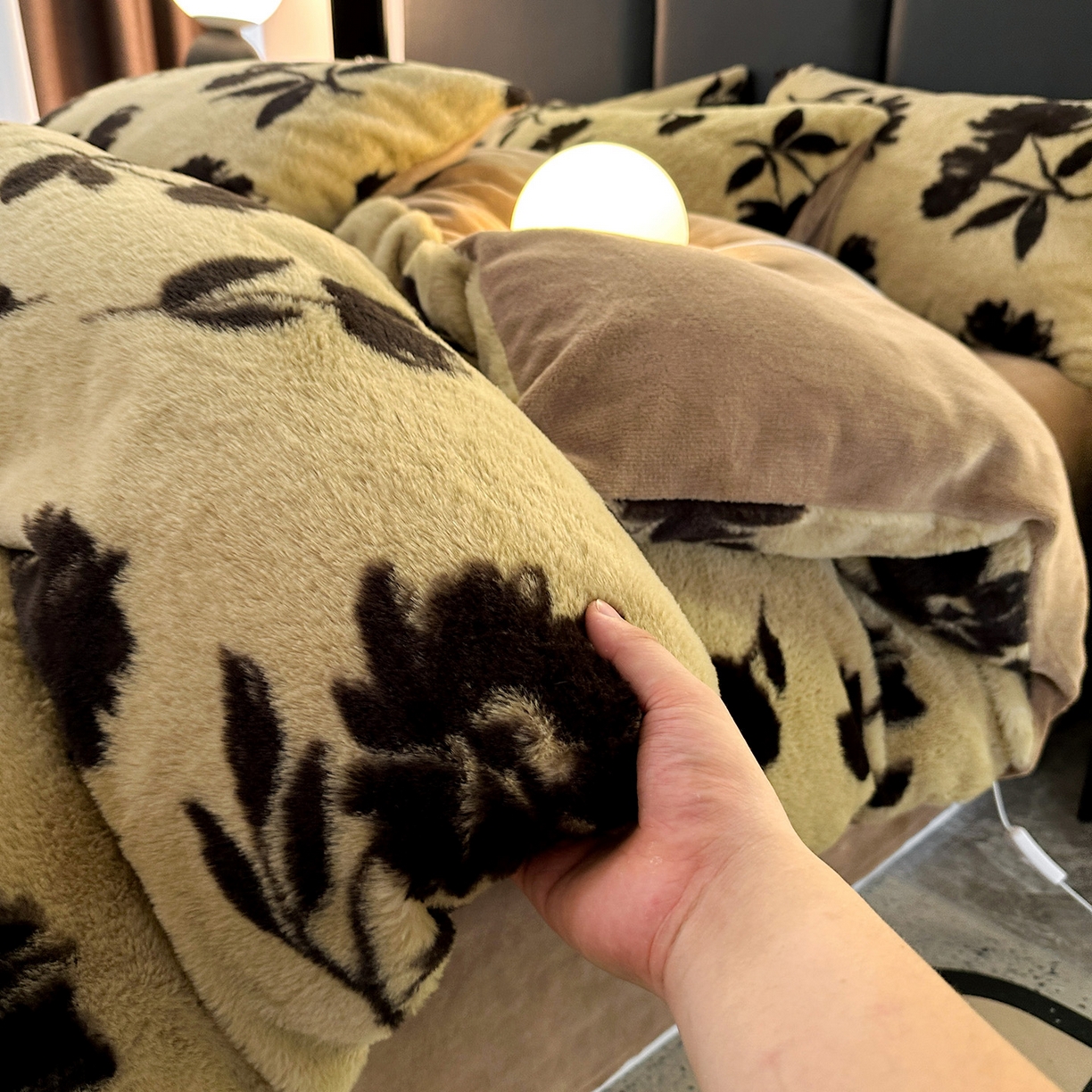 91家纺网 家纺一手货源 找家纺 栩裕纺织 2026新款高克重兔毛四件套-美拉德系列（提供买家秀） 美拉德-枫叶咖