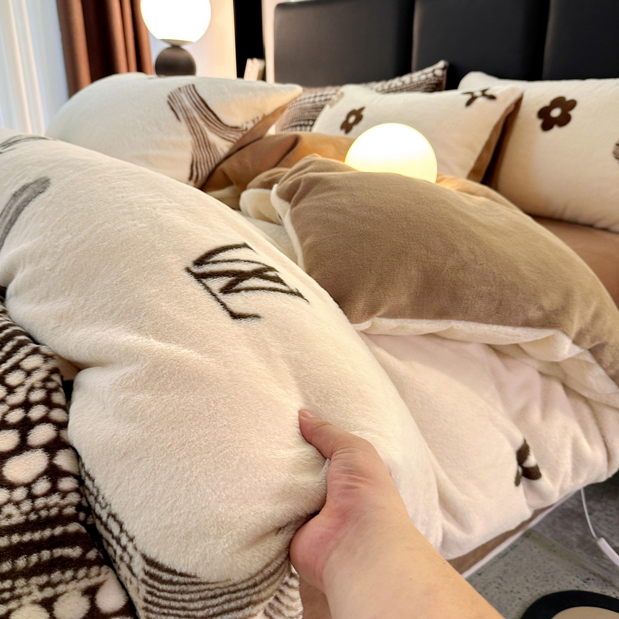 91家纺网 家纺一手货源 找家纺 栩裕纺织 2026新款高克重兔毛四件套-美拉德系列（提供买家秀） 美拉德-L大牌风米白