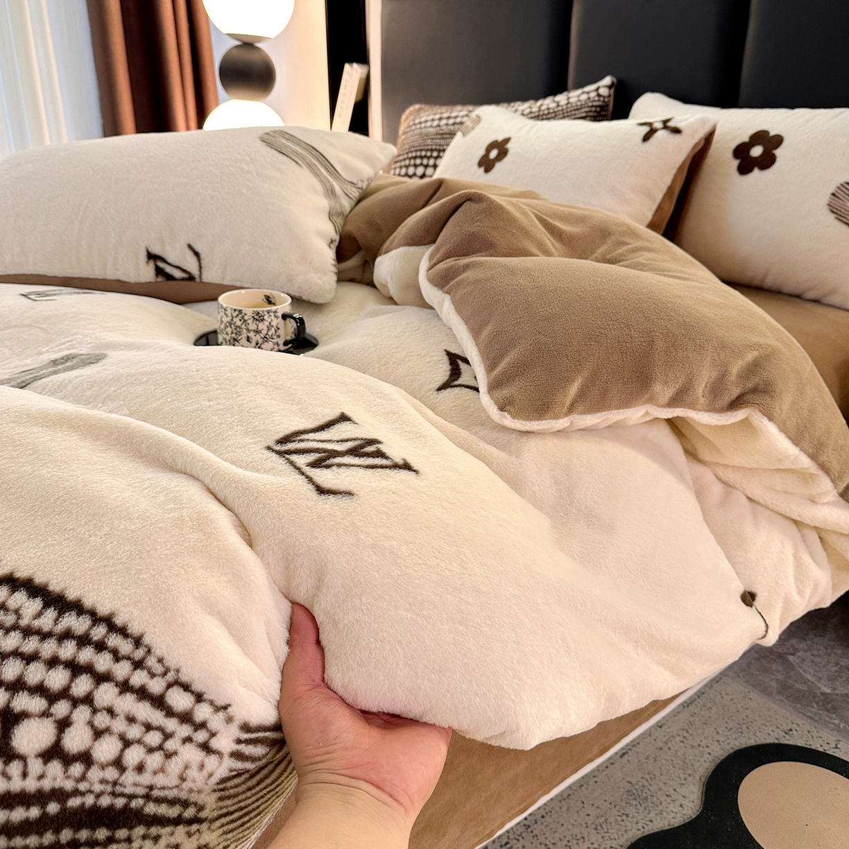 91家纺网 家纺一手货源 找家纺 栩裕纺织 2026新款高克重兔毛四件套-美拉德系列（提供买家秀） 美拉德-L大牌风米白