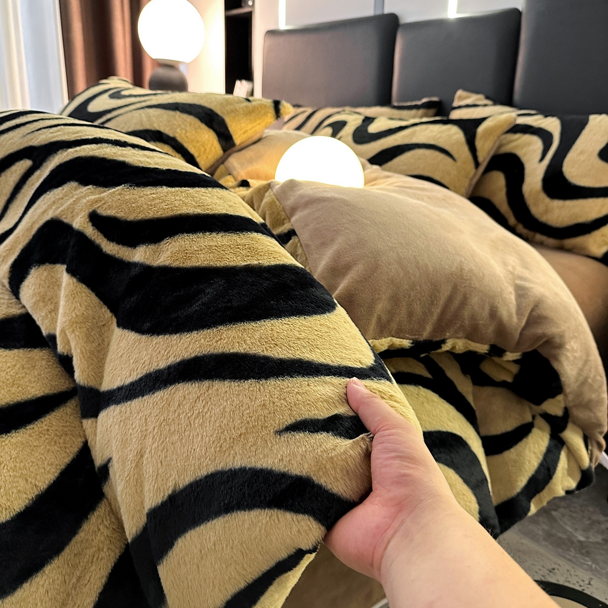 91家纺网 家纺一手货源 找家纺 栩裕纺织 2026新款高克重兔毛四件套-美拉德系列（提供买家秀） 美拉德-斑马纹咖