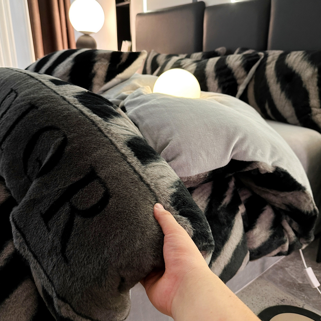 91家纺网 家纺一手货源 找家纺 栩裕纺织 2026新款高克重兔毛四件套-美拉德系列（提供买家秀） 美拉德-DR虎纹灰