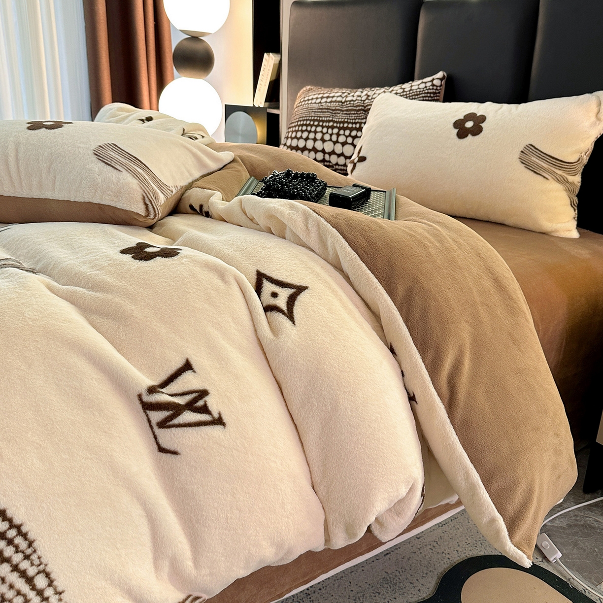 91家纺网 家纺一手货源 找家纺 栩裕纺织 2026新款高克重兔毛四件套-美拉德系列（提供买家秀） 美拉德-L大牌风米白