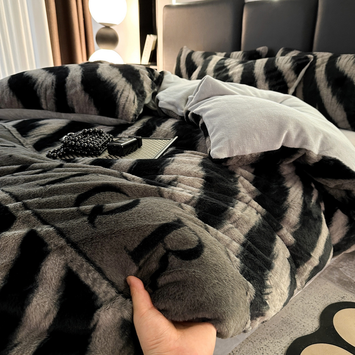 91家纺网 家纺一手货源 找家纺 栩裕纺织 2026新款高克重兔毛四件套-美拉德系列（提供买家秀） 美拉德-DR虎纹灰