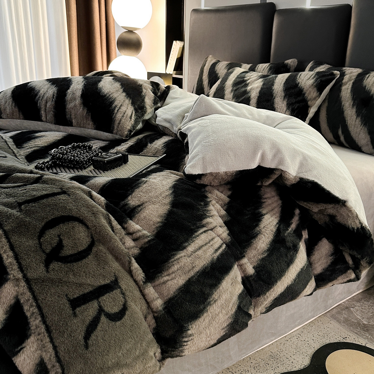 91家纺网 家纺一手货源 找家纺 栩裕纺织 2026新款高克重兔毛四件套-美拉德系列（提供买家秀） 美拉德-DR虎纹灰