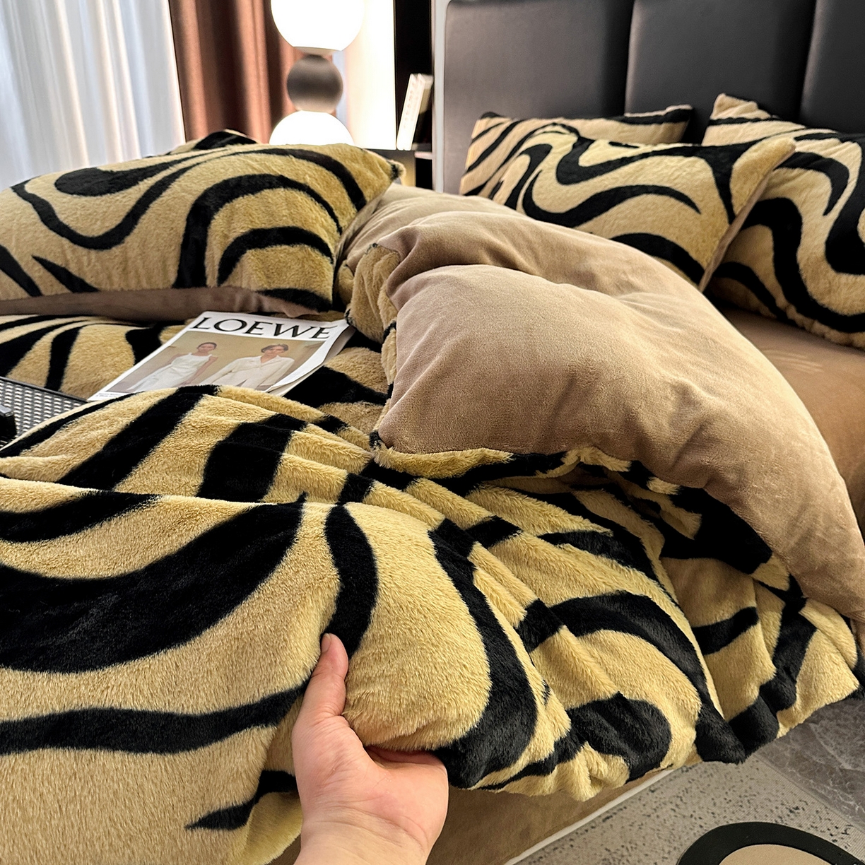 91家纺网 家纺一手货源 找家纺 栩裕纺织 2026新款高克重兔毛四件套-美拉德系列（提供买家秀） 美拉德-斑马纹咖