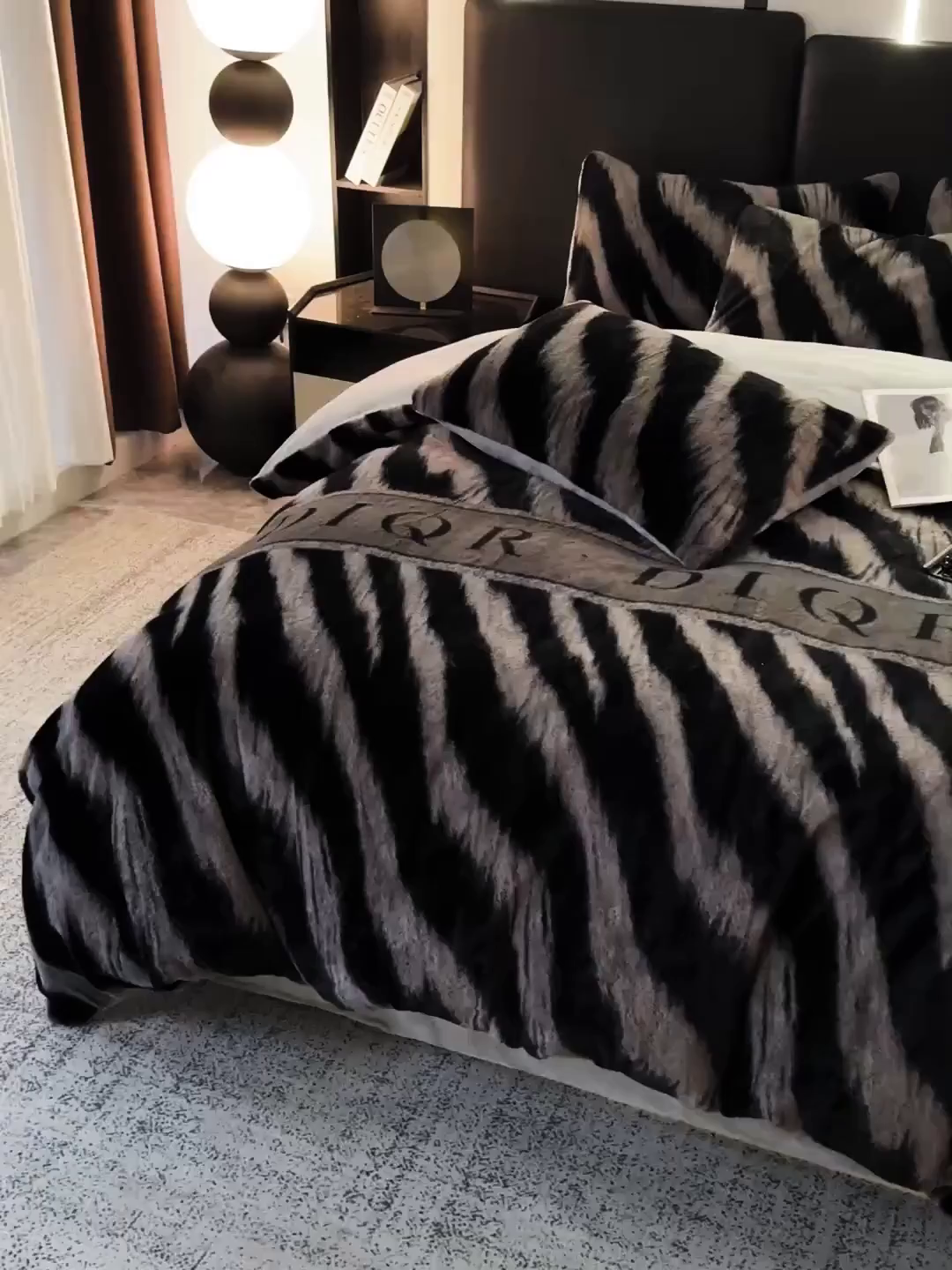 91家纺网 家纺一手货源 找家纺 栩裕纺织 2026新款高克重兔毛四件套-美拉德系列（提供买家秀） 美拉德-DR虎纹灰