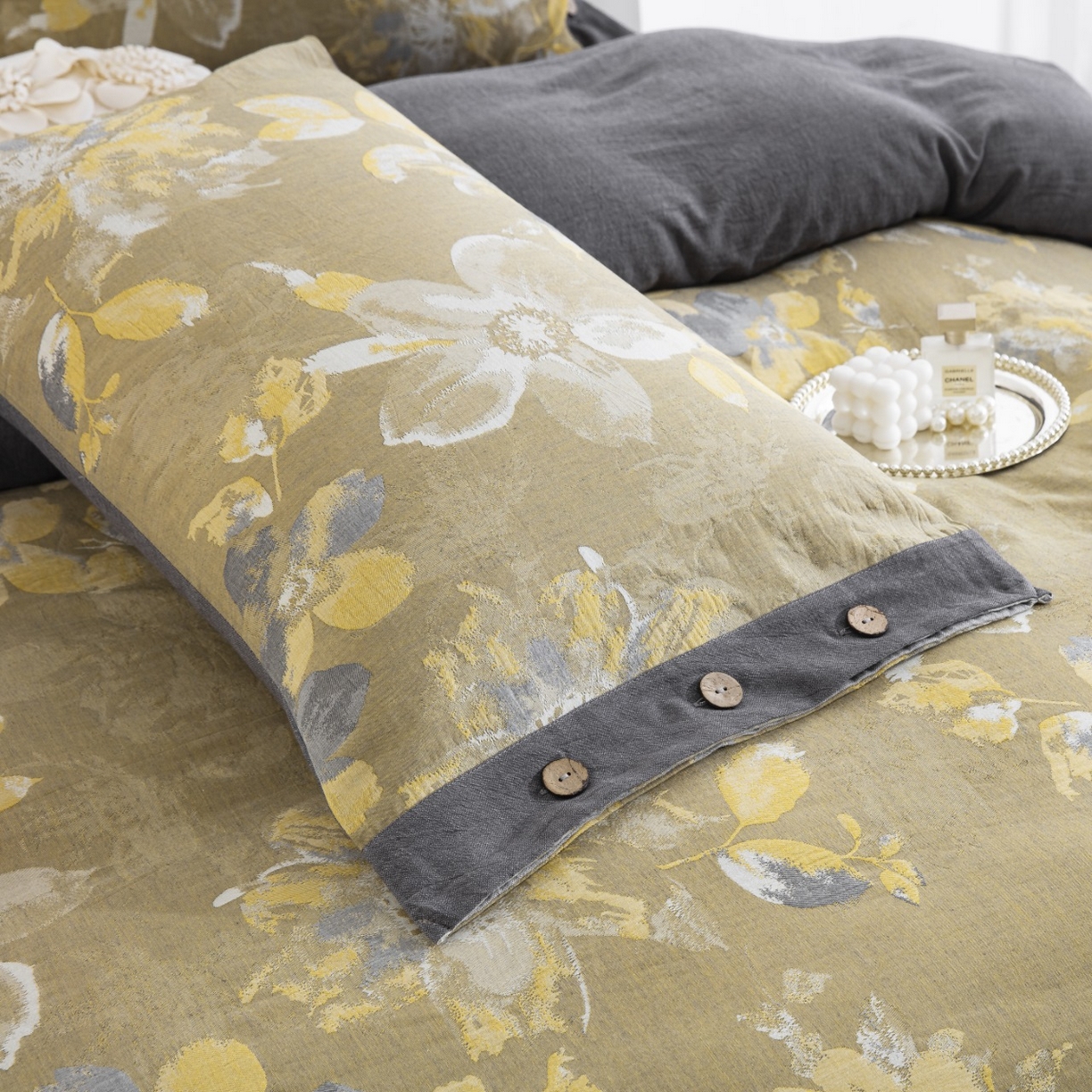 91家纺网 家纺一手货源 找家纺 仰望棉麻双层纱供应链 2026新款念奴娇全棉纯棉色织提花纽扣款四件套 念奴娇-灰黄