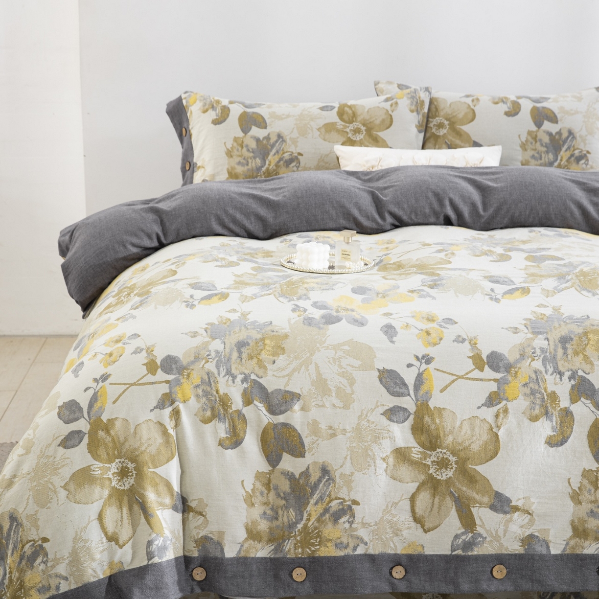 91家纺网 家纺一手货源 找家纺 仰望棉麻双层纱供应链 2026新款念奴娇全棉纯棉色织提花纽扣款四件套 念奴娇-灰