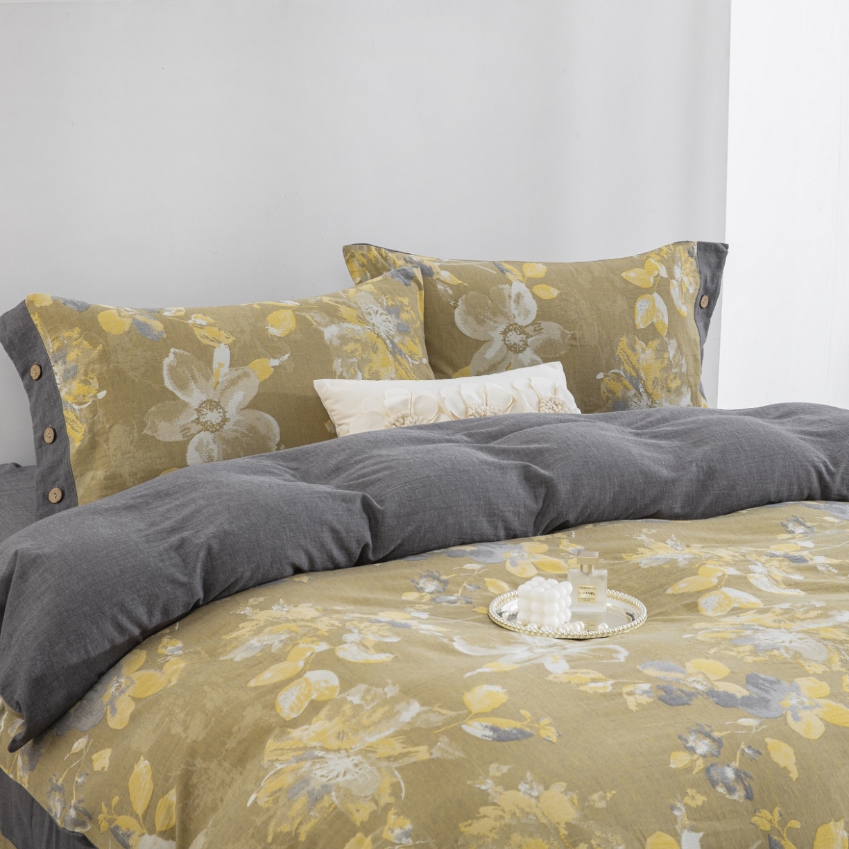 91家纺网 家纺一手货源 找家纺 仰望棉麻双层纱供应链 2026新款念奴娇全棉纯棉色织提花纽扣款四件套 念奴娇-灰黄