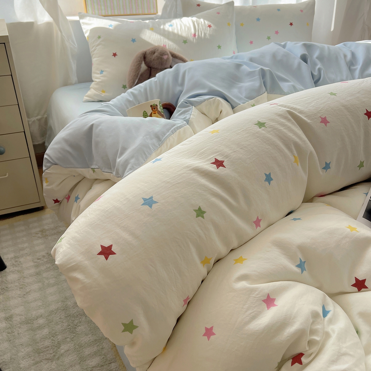 91家纺网 家纺一手货源 找家纺 沐芷 2026 A类105g水洗棉四件套超柔手感床上宿舍三件套床单被套 彩色星星