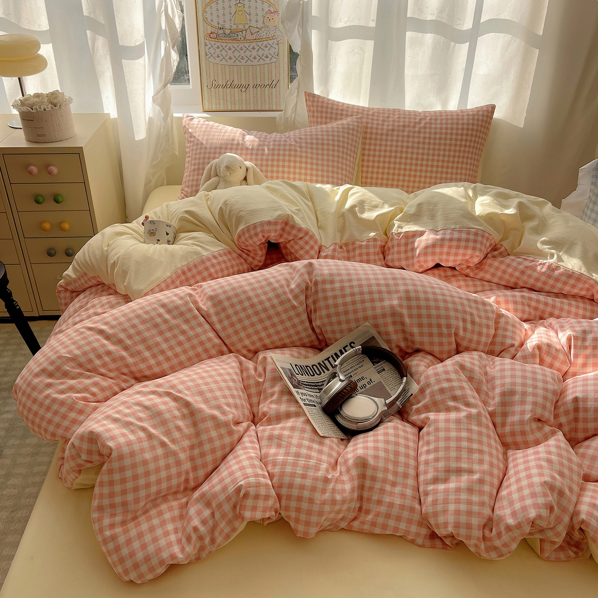 91家纺网 家纺一手货源 找家纺 沐芷 2026 A类105g水洗棉四件套超柔手感床上宿舍三件套床单被套 浅粉格