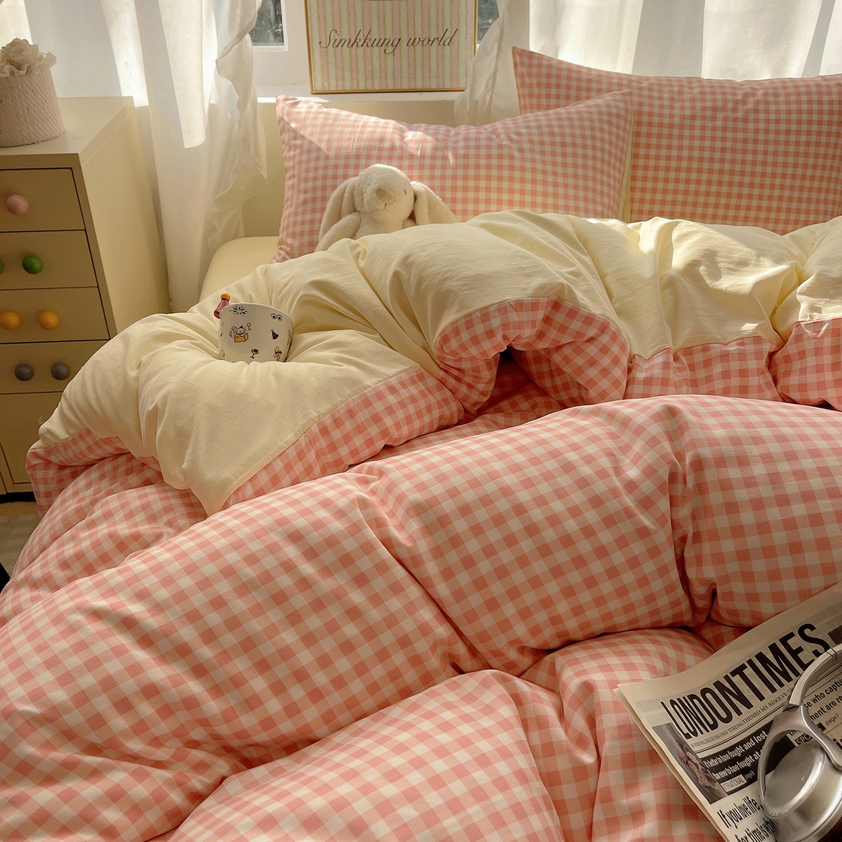 91家纺网 家纺一手货源 找家纺 沐芷 2026 A类105g水洗棉四件套超柔手感床上宿舍三件套床单被套 浅粉格