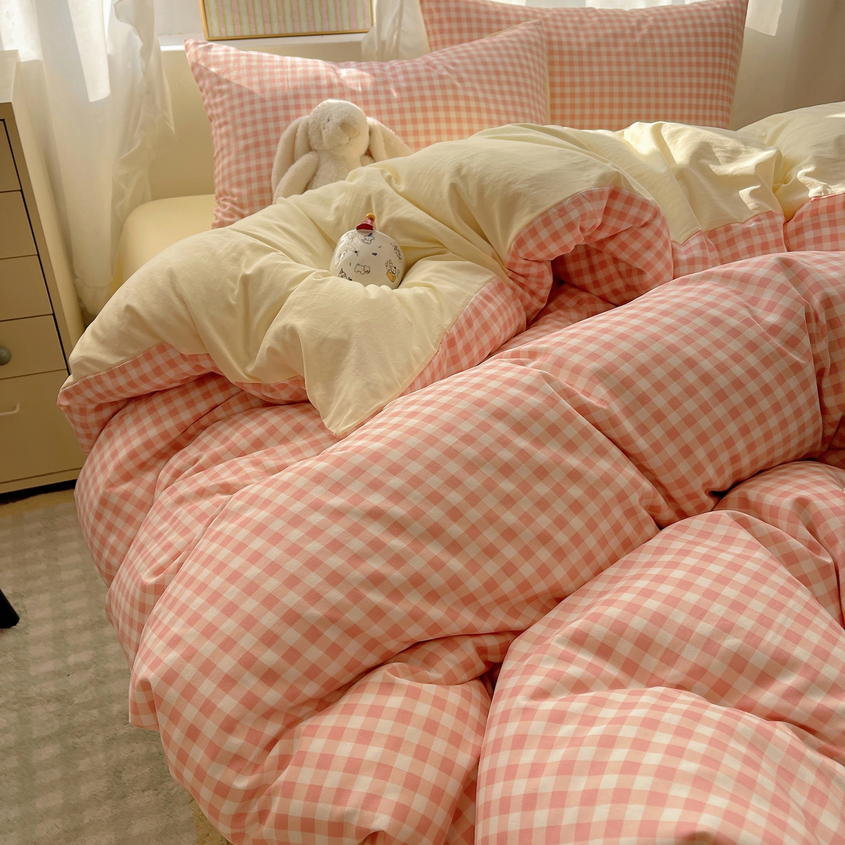 91家纺网 家纺一手货源 找家纺 沐芷 2026 A类105g水洗棉四件套超柔手感床上宿舍三件套床单被套 浅粉格