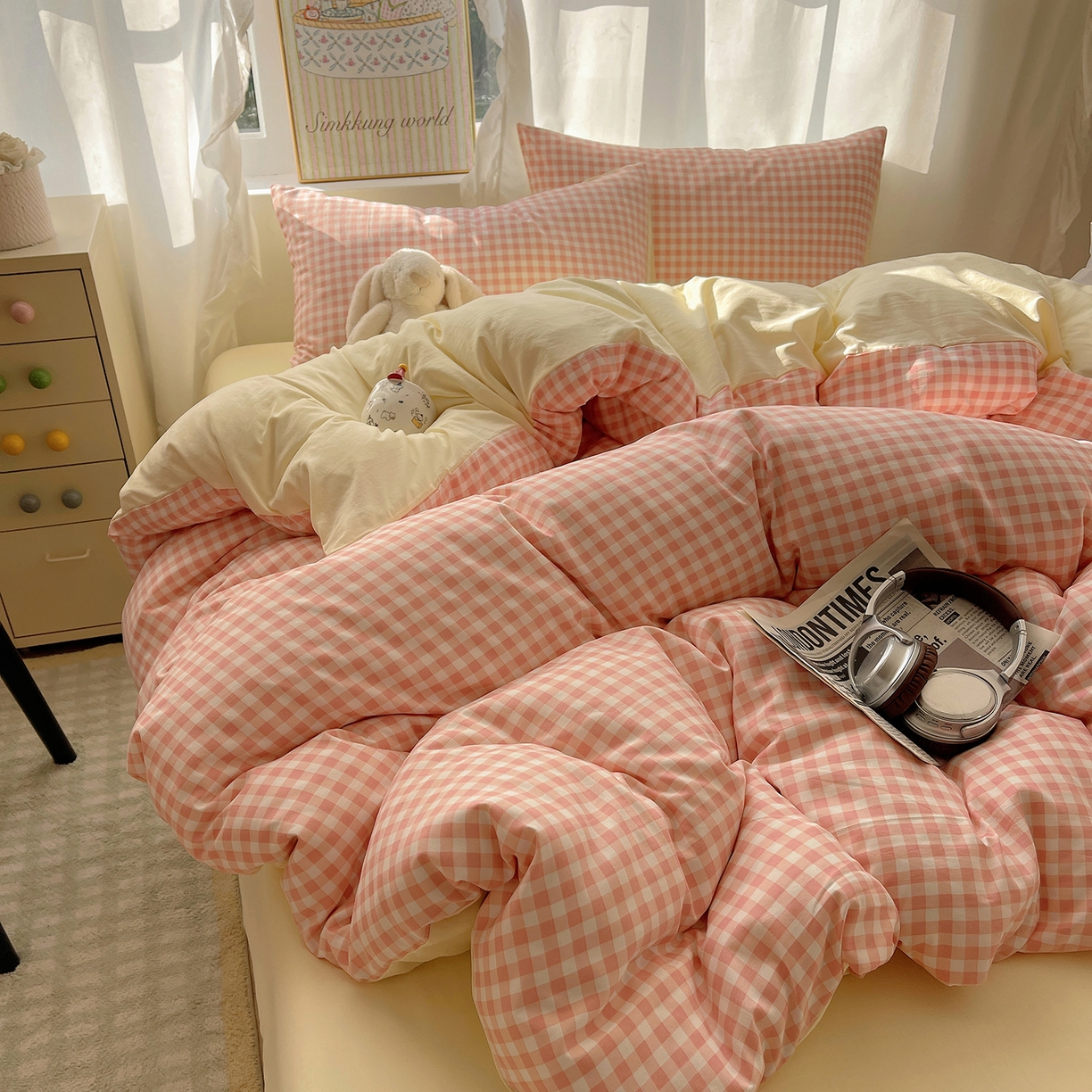 91家纺网 家纺一手货源 找家纺 沐芷 2026 A类105g水洗棉四件套超柔手感床上宿舍三件套床单被套 浅粉格