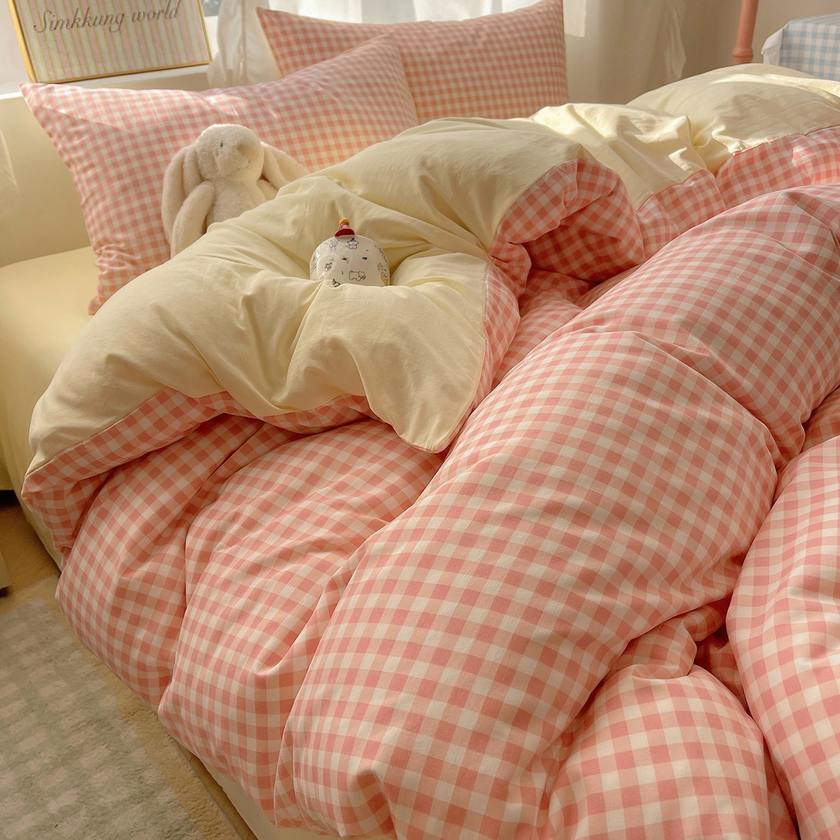 91家纺网 家纺一手货源 找家纺 沐芷 2026 A类105g水洗棉四件套超柔手感床上宿舍三件套床单被套 浅粉格