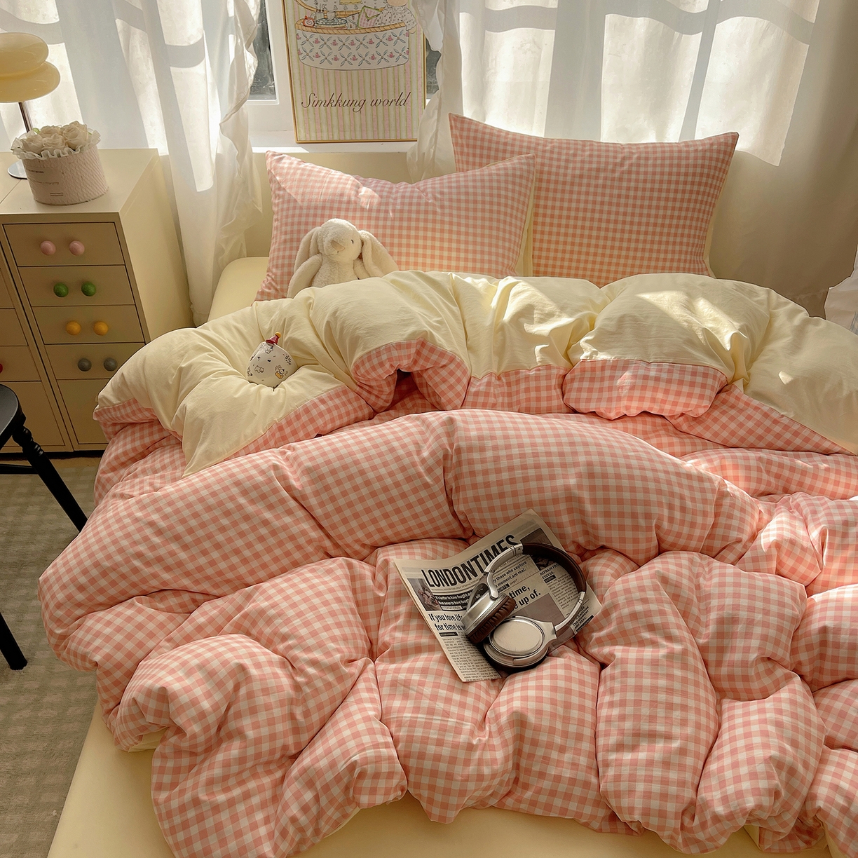 91家纺网 家纺一手货源 找家纺 沐芷 2026 A类105g水洗棉四件套超柔手感床上宿舍三件套床单被套 浅粉格