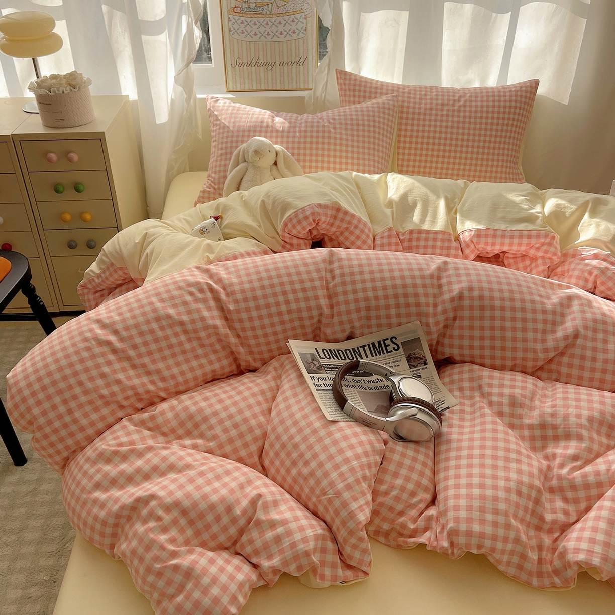 91家纺网 家纺一手货源 找家纺 沐芷 2026 A类105g水洗棉四件套超柔手感床上宿舍三件套床单被套 浅粉格