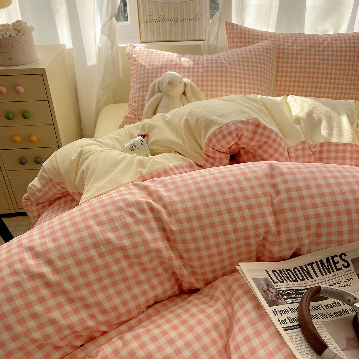 91家纺网 家纺一手货源 找家纺 沐芷 2026 A类105g水洗棉四件套超柔手感床上宿舍三件套床单被套 浅粉格