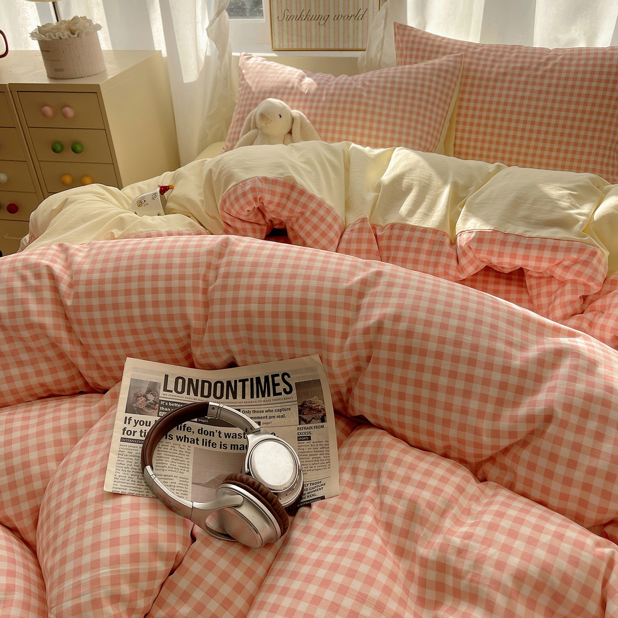 91家纺网 家纺一手货源 找家纺 沐芷 2026 A类105g水洗棉四件套超柔手感床上宿舍三件套床单被套 浅粉格