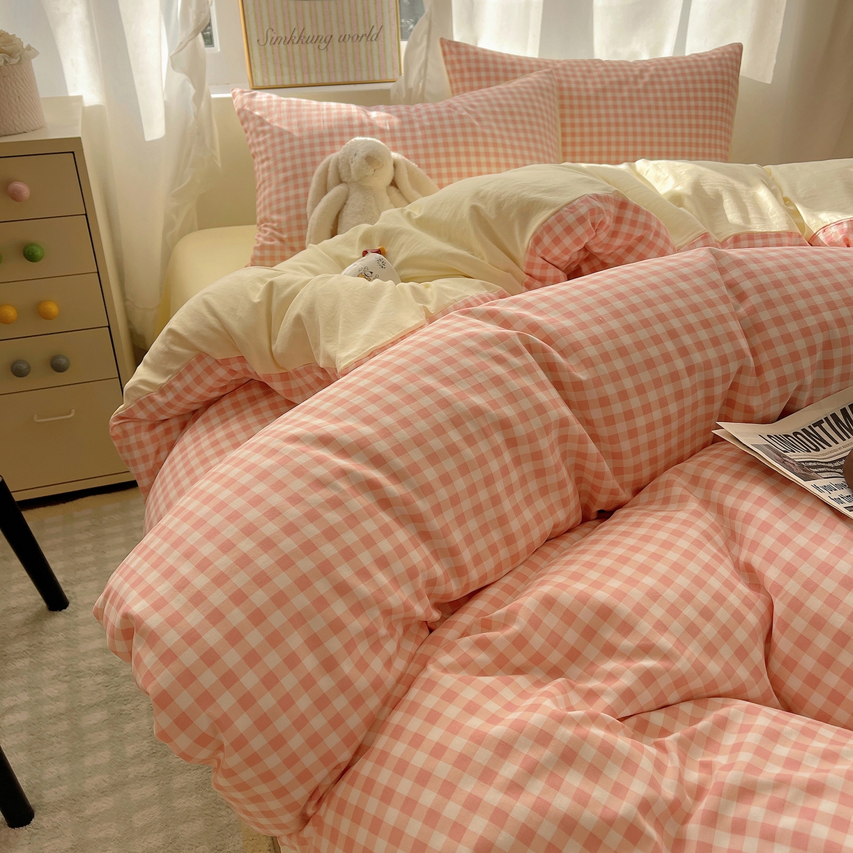 91家纺网 家纺一手货源 找家纺 沐芷 2026 A类105g水洗棉四件套超柔手感床上宿舍三件套床单被套 浅粉格