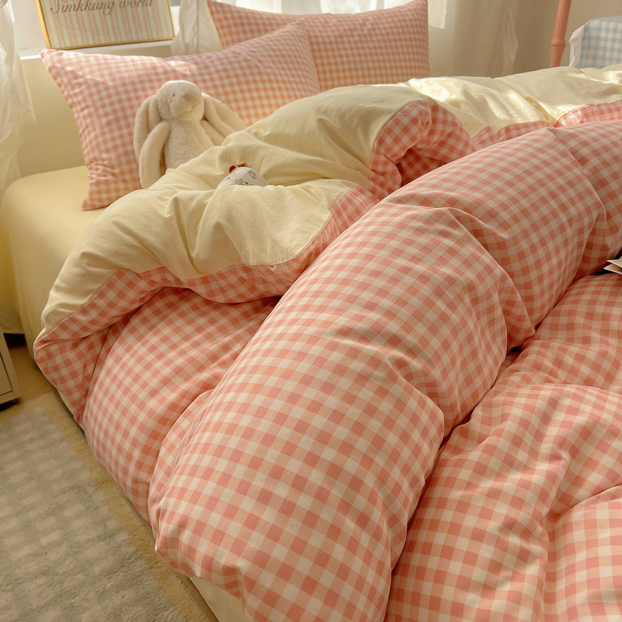 91家纺网 家纺一手货源 找家纺 沐芷 2026 A类105g水洗棉四件套超柔手感床上宿舍三件套床单被套 浅粉格