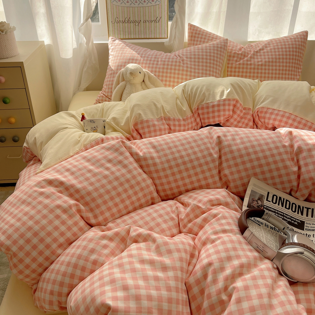 91家纺网 家纺一手货源 找家纺 沐芷 2026 A类105g水洗棉四件套超柔手感床上宿舍三件套床单被套 浅粉格