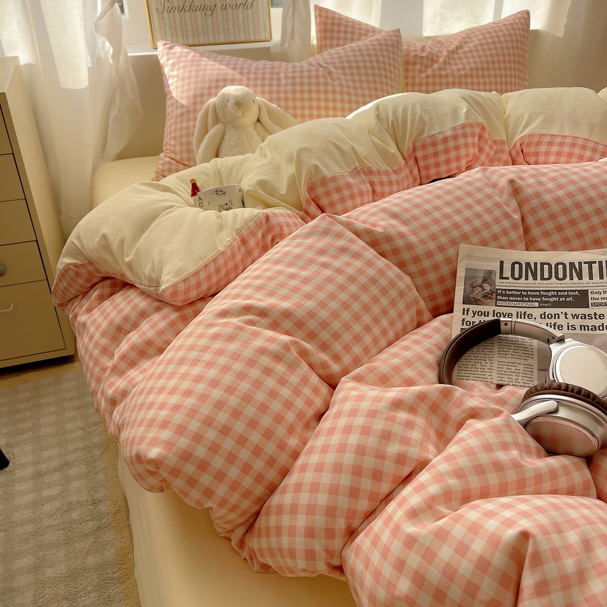 91家纺网 家纺一手货源 找家纺 沐芷 2026 A类105g水洗棉四件套超柔手感床上宿舍三件套床单被套 浅粉格