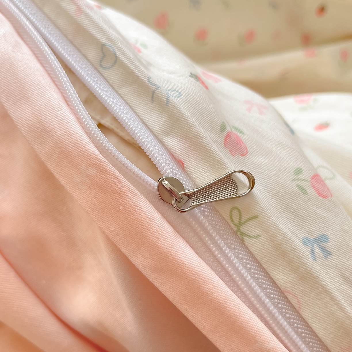 91家纺网 家纺一手货源 找家纺 花梦欣 2026新款全棉纯棉印花花卉款四件套 玫瑰小狗