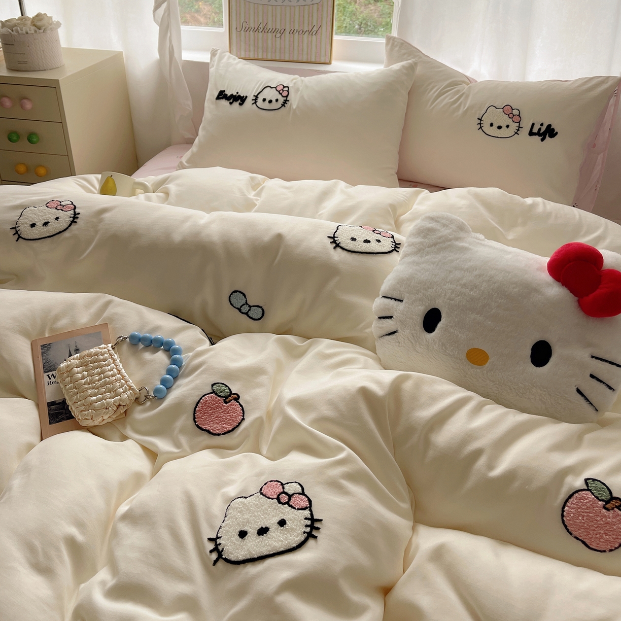 91家纺网 家纺一手货源 找家纺 韩都家居 2026春夏新款卡通云朵棉毛巾绣四件套-系列一 猫猫爱吃苹果